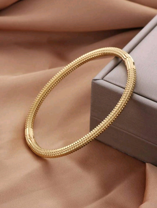 سوار نسائي من الستانلس ستيل المطلي بذهب عيار 18 قيراط - سوار مزخرف بمشبك إنفينيتي