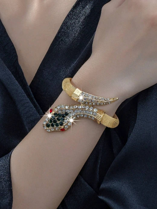 سوار ذهبي مرصع بأحجار الراين على شكل رأس ثعبان – تصميم فاخر وجريء