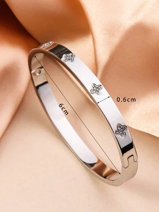 سوار فضي بتصميم بسيط وتفاصيل محفورة دقيقة