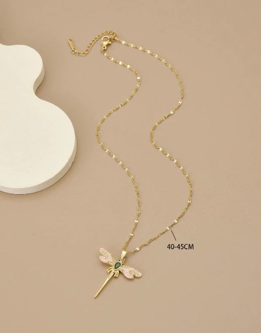 قلادة فراشة ذهبية - أجنحة وردية وحجر كريم أخضر