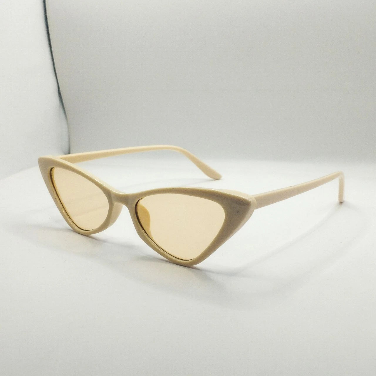 نظارات باربي إيدج الشمسية – تصميم جريء على شكل عين القطة باللون الوردي الفاقع