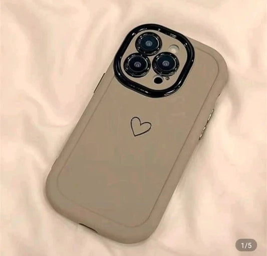 جراب هاتف من السيليكون البيج مزين بطبعة قلب - ملمس ناعم وحماية للكاميرا