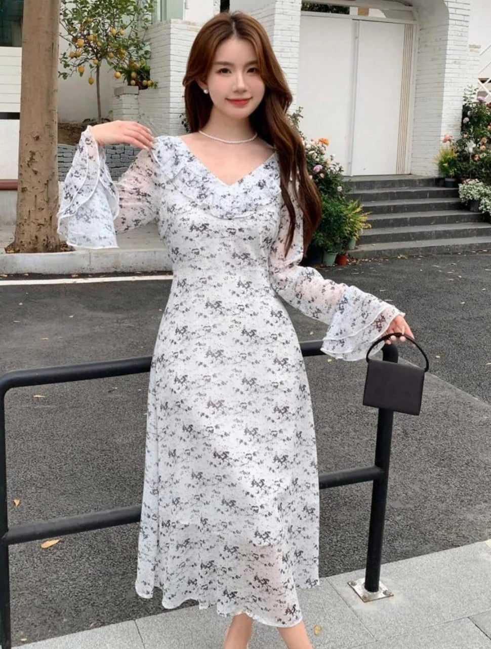 فستان ميدي أبيض من الدانتيل - بنقشة ناعمة تغطي كامل الفستان - بأكمام طويلة واسعة