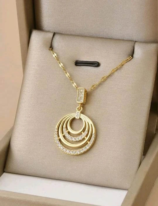 قلادة دائرية ثلاثية الطبقات - ذهبية اللون مع أحجار لامعة