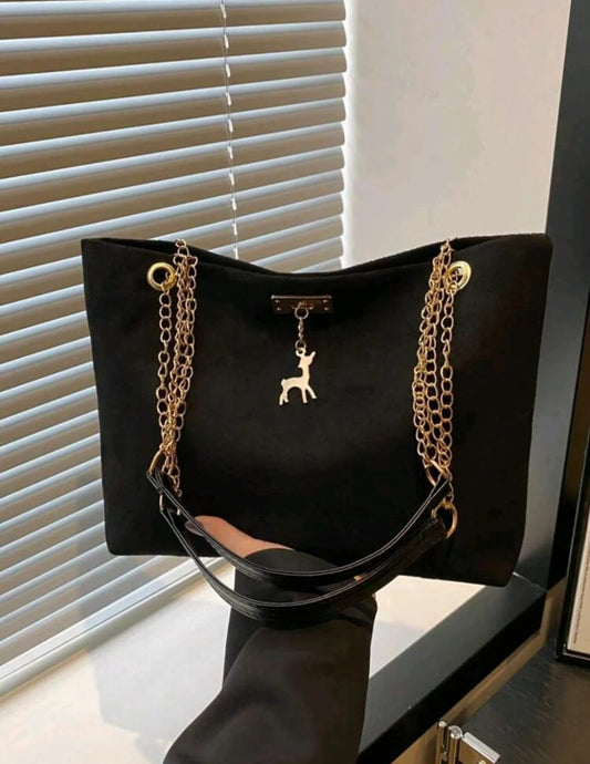 حقيبة سوداء أنيقة بتصميم مخملي - مقبض سلسلة ذهبية مزين بتعليقة على شكل غزال