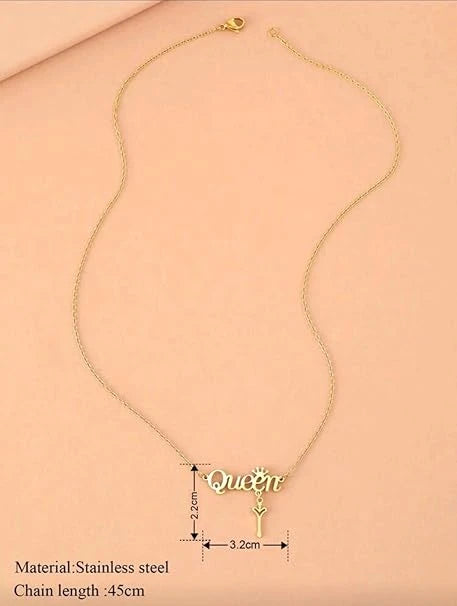 قلادة نسائية من الفولاذ المقاوم للصدأ مزينة بحرف "ملكة" - لون ذهبي - تصميم أنيق