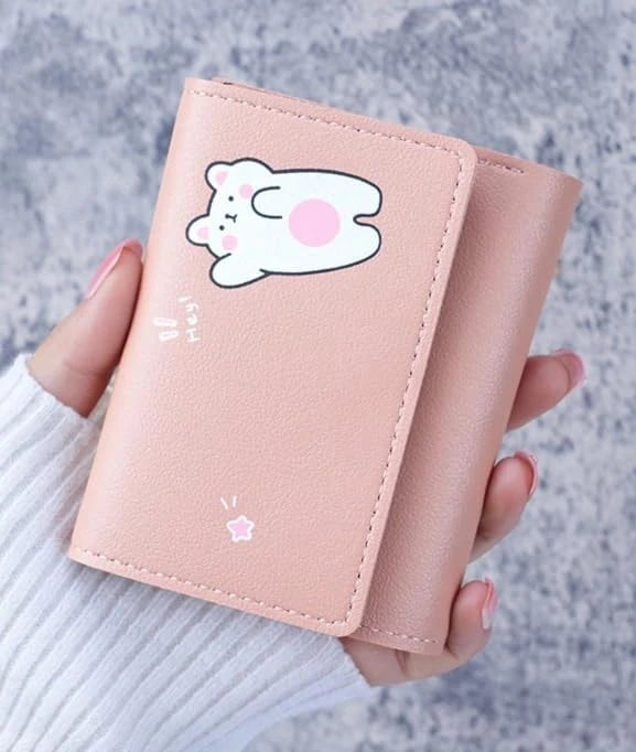 محفظة صغيرة بيج اللون بتصميم دب لطيف