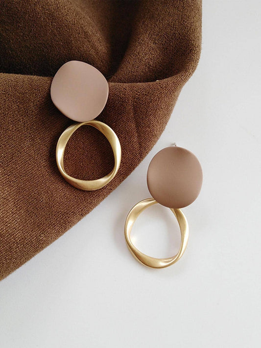 أقراط متدلية بتصميم مجرد باللون الذهبي – أقراط متدلية بيضاوية دائرية ومفتوحة باللون البيج المطفي – مجوهرات نسائية عصرية