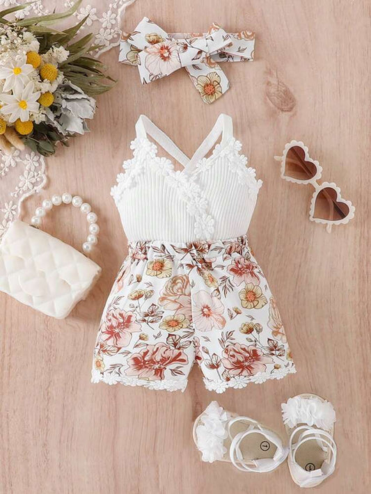 طقم سالوبيت وشورت مضلع بحواف دانتيل وزهور للفتيات الرُضّع مع شريط رأس - طقم صيفي باللونين الأبيض والزهور