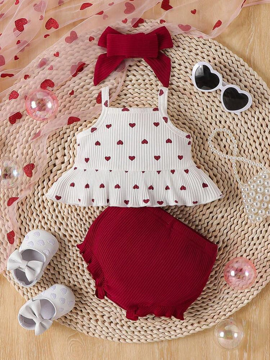 طقم من قطعتين للفتيات الرضيعات، بلوزة بنقشة قلوب بكشكشة سفلية مع شورت مكشكش - ملابس صيفية