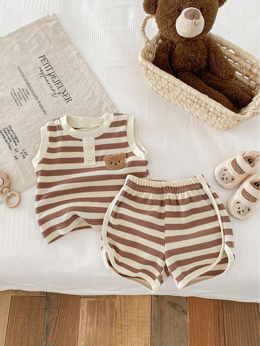 طقم ولادي صيفي مخطط من قطعتين – توب بلا أكمام وشورت – مزين برقعة دب لملابس صيفية كاجوال