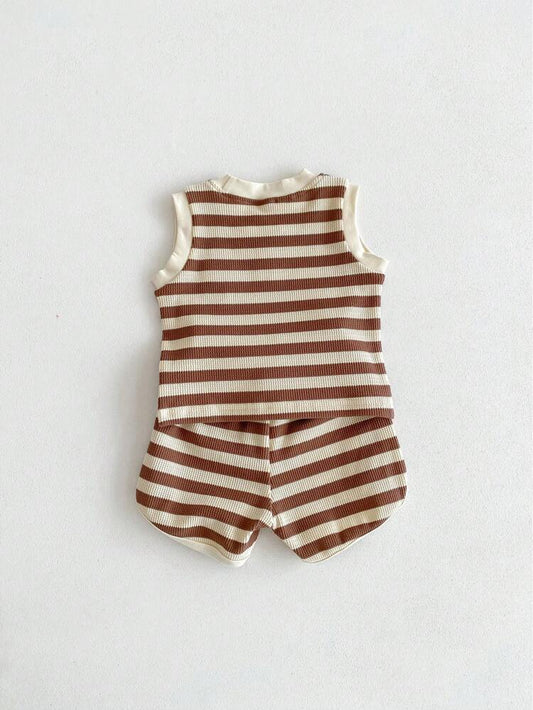 طقم ولادي صيفي مخطط من قطعتين – توب بلا أكمام وشورت – مزين برقعة دب لملابس صيفية كاجوال