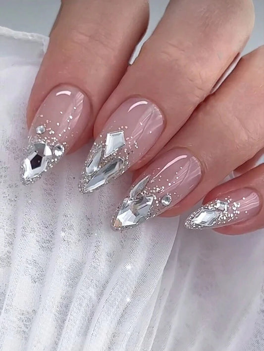 أظافر صناعية باللون الوردي المائل للبيج مع أحجار الراين الكريستالية – تصميم لامع فاخر