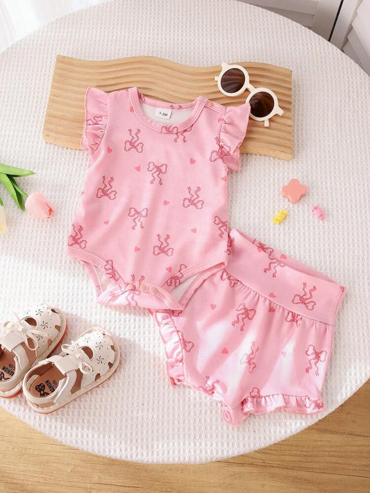 طقم بناتي قطعتين بطبعة فيونكة وردية – بدلة بأكمام مكشكشة وشورت بكشكشة