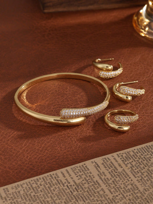 طقم مجوهرات من 4 قطع باللون الذهبي ومرصّع بالكريستال - إسورة حلقية وأقراط وخاتم - إكسسوارات نسائية أنيقة