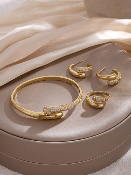طقم مجوهرات من 4 قطع باللون الذهبي ومرصّع بالكريستال - إسورة حلقية وأقراط وخاتم - إكسسوارات نسائية أنيقة