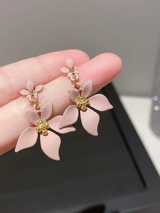 أقراط متدلية بتصميم زهرة أرجوانية – أقراط متدلية على شكل زهرة بلون ذهبي بتصميم بتلات ناعمة – مجوهرات نسائية أنيقة وعصرية