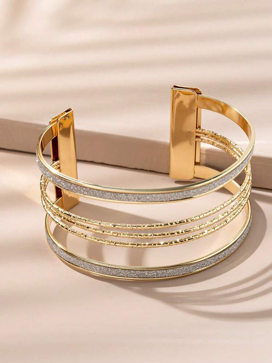 سوار يد متعدد الطبقات بلون ذهبي - سوار مفتوح بلمسة لامعة وخيوط مزخرفة - مجوهرات نسائية أنيقة