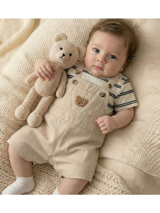 طقم رومبر للأطفال الأولاد بتصميم الدب - تي شيرت مقلم مع شورت بحمالات، طقم من قطعتين