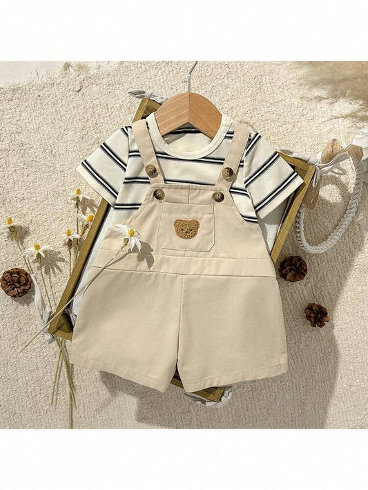 طقم رومبر للأطفال الأولاد بتصميم الدب - تي شيرت مقلم مع شورت بحمالات، طقم من قطعتين