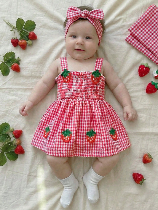 فستان بناتي بنقشة فراولة مطرزة ومربعات – فستان صيفي بلا أكمام باللونين الأحمر والأبيض