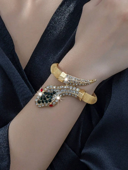 سوار ذهبي مرصع بأحجار الراين على شكل رأس ثعبان – تصميم فاخر وجريء