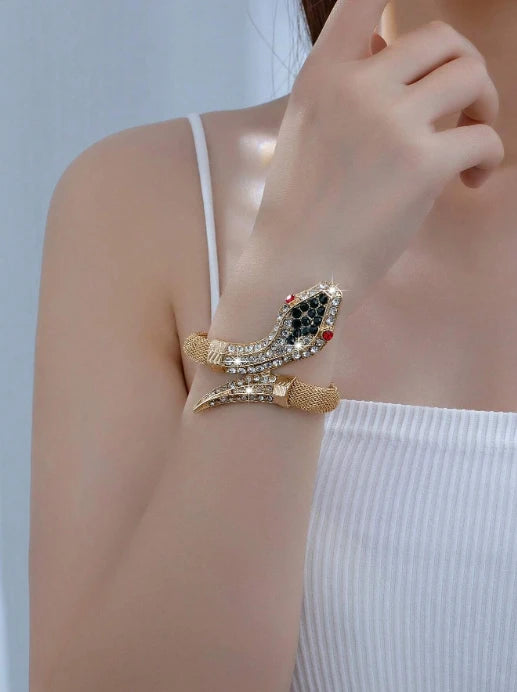 سوار ذهبي مرصع بأحجار الراين على شكل رأس ثعبان – تصميم فاخر وجريء