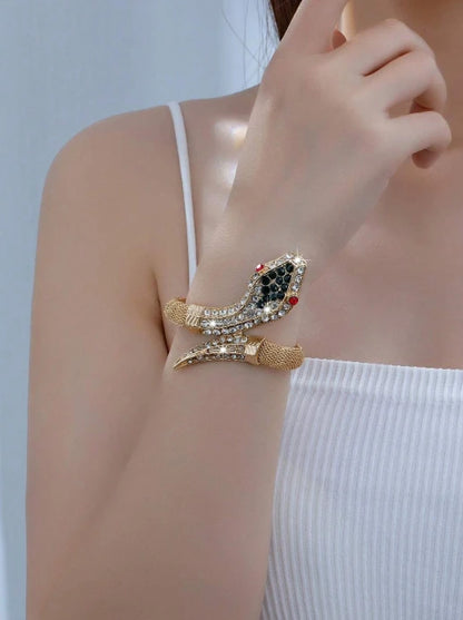 سوار ذهبي مرصع بأحجار الراين على شكل رأس ثعبان – تصميم فاخر وجريء
