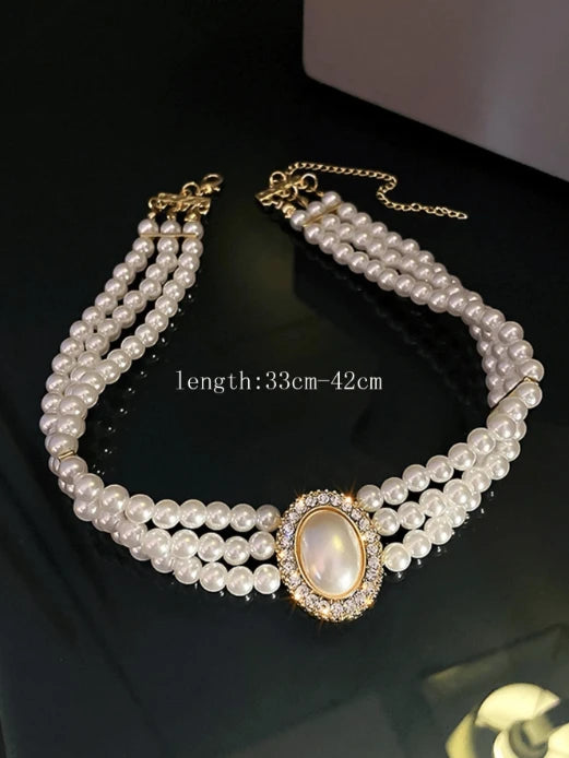 قلادة تشوكر من اللؤلؤ بثلاث طبقات مع قطعة مركزية بيضاوية - تصميم كلاسيكي أنيق