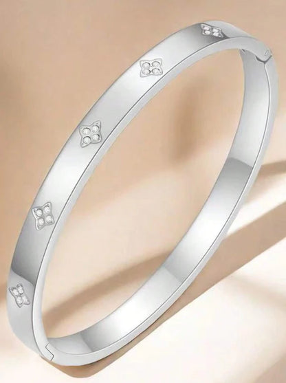 سوار فضي بتصميم بسيط وتفاصيل محفورة دقيقة