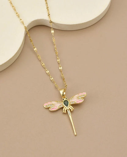 قلادة فراشة ذهبية - أجنحة وردية وحجر كريم أخضر