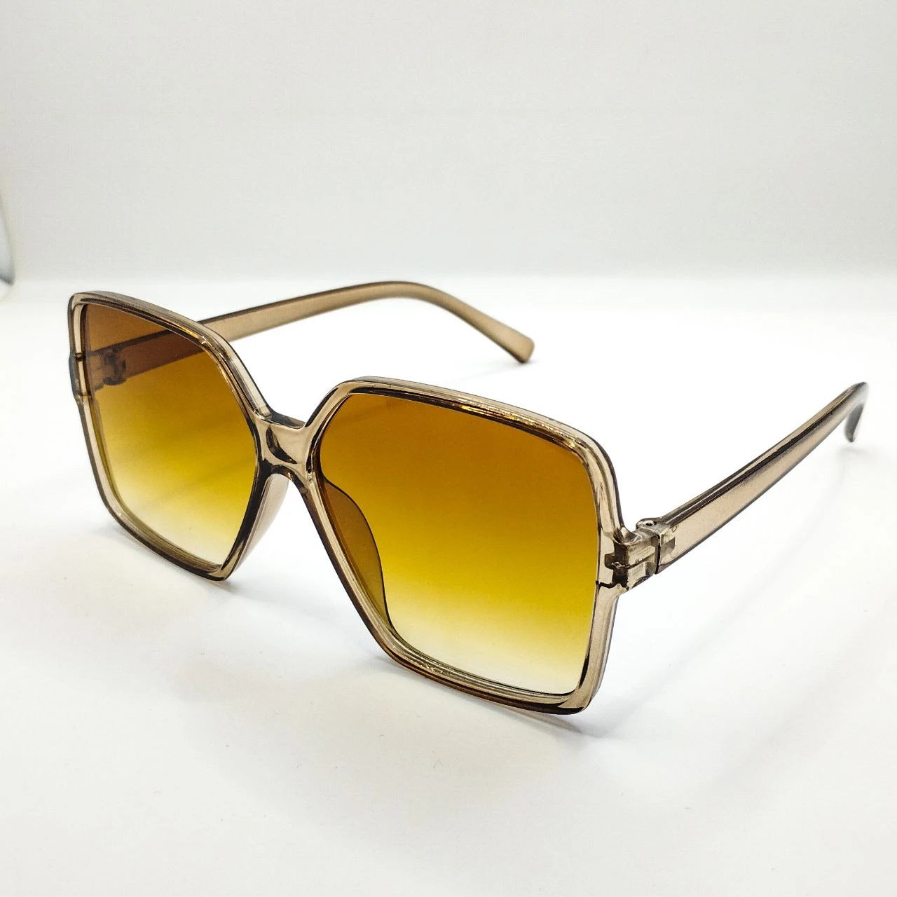 نظارات شمسية عصرية بألوان متعددة – إطلالة فريدة تناسب جميع المناسبات