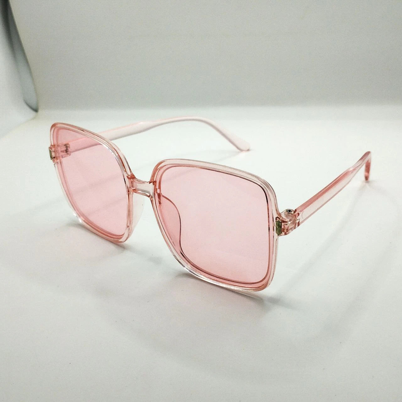 نظارات شمسية عصرية بألوان متعددة – إطلالة فريدة تناسب جميع المناسبات