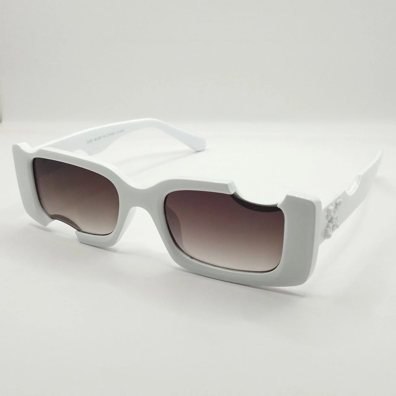 نظارات شمسية بيضاء عصرية بعدسات فاتحة اللون