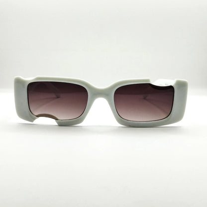 نظارات شمسية بيضاء عصرية بعدسات فاتحة اللون