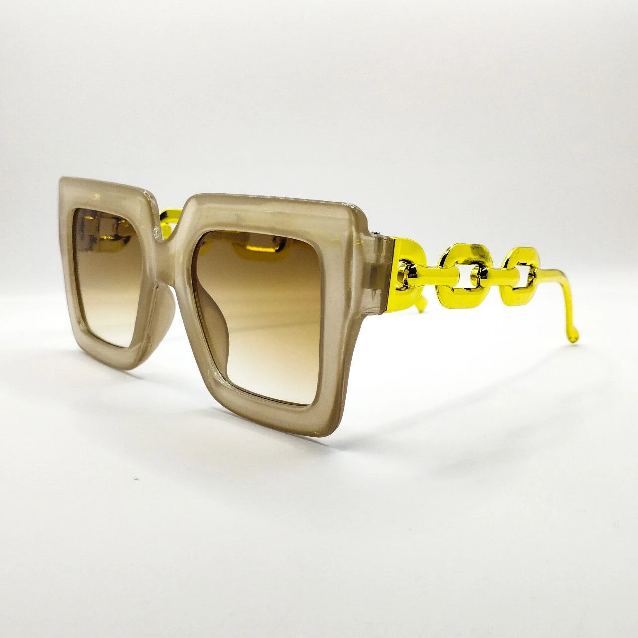 نظارات شمسية أنيقة بسلسلة - إطار مربع بعدسات متدرجة وأذرع صفراء جريئة