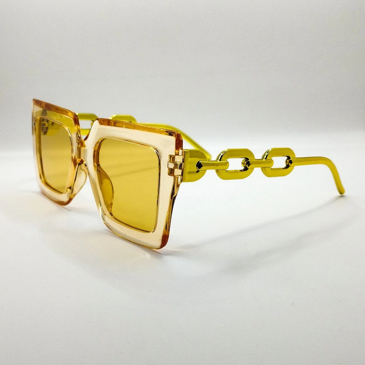 نظارات شمسية أنيقة بسلسلة - إطار مربع بعدسات متدرجة وأذرع صفراء جريئة
