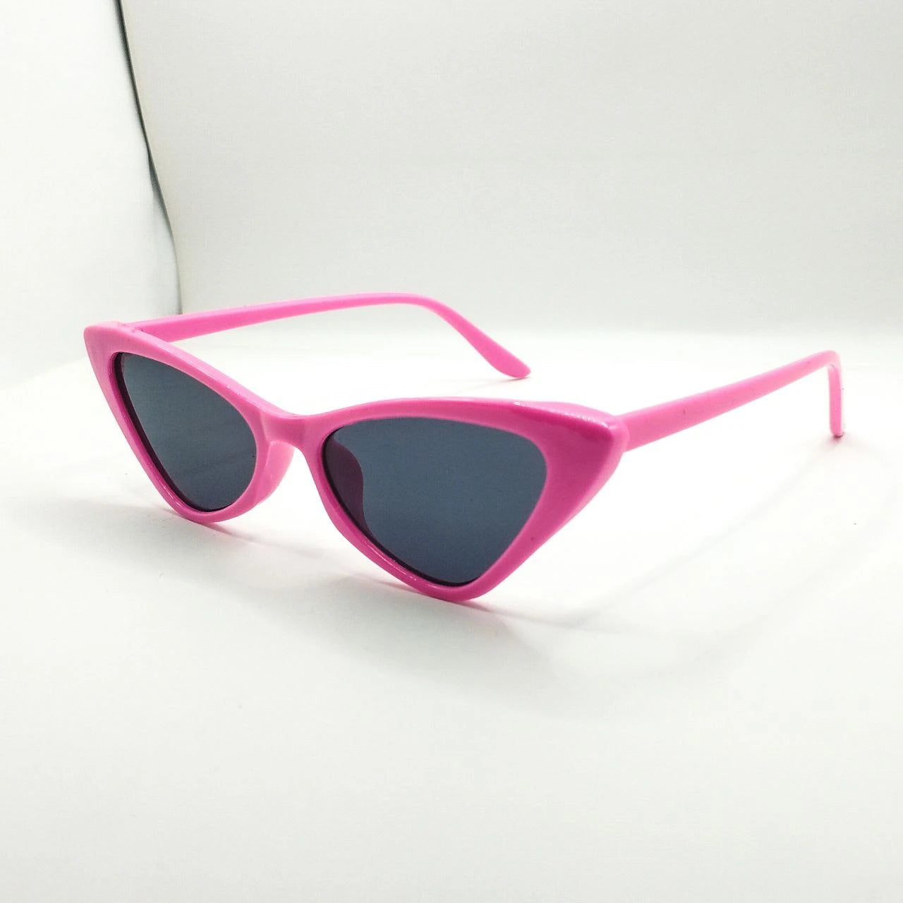 نظارات باربي إيدج الشمسية – تصميم جريء على شكل عين القطة باللون الوردي الفاقع
