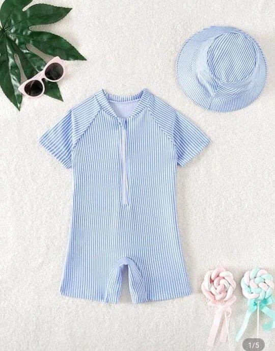 ملابس سباحة قطعة واحدة للأولاد مع قبعة - ملابس سباحة مخططة باللونين الأزرق والأبيض للأطفال