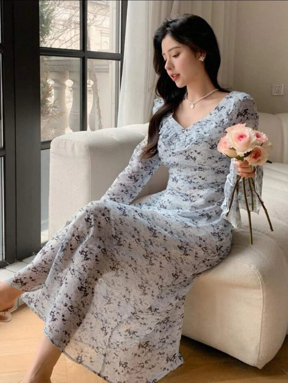 فستان ميدي أبيض من الدانتيل - بنقشة ناعمة تغطي كامل الفستان - بأكمام طويلة واسعة