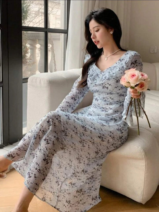 فستان ميدي أبيض من الدانتيل - بنقشة ناعمة تغطي كامل الفستان - بأكمام طويلة واسعة