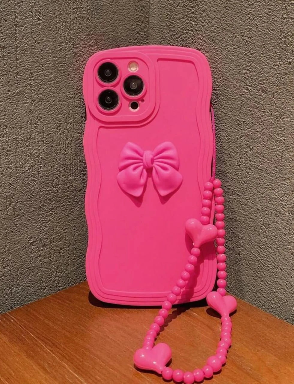 جراب هاتف من السيليكون بلون الفوشيا مزين بفيونكة ثلاثية الأبعاد وحزام مطرز بالخرز