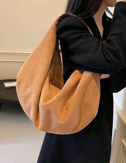 حقيبة كتف من جلد الغزال الناعم - حقيبة كتف كبيرة الحجم بتصميم هوبو - بني فاتح