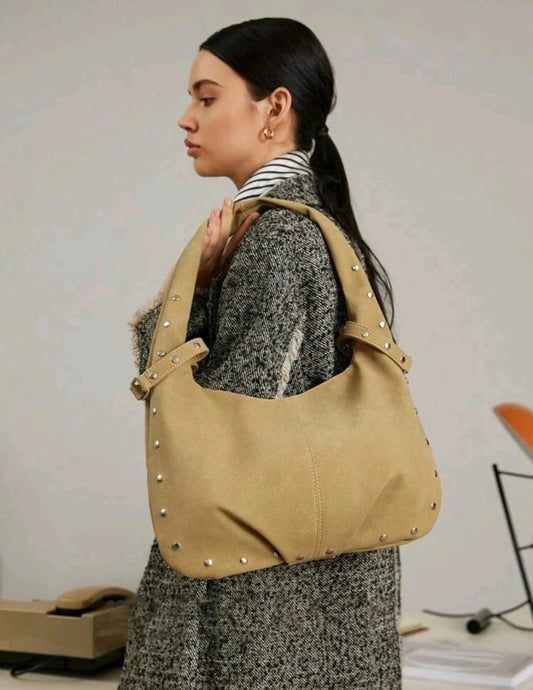 حقيبة كتف من جلد الغزال البيج - تصميم كلاسيكي منحني مع دبابيس فضية