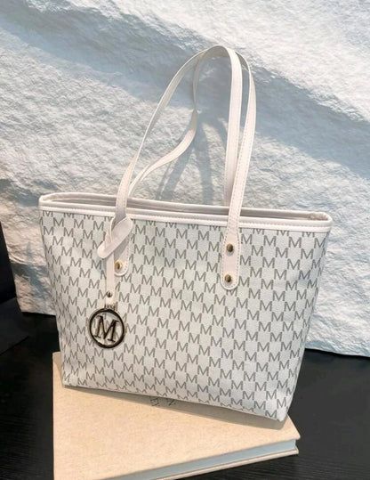 حقيبة تسوق بيضاء مطبوعة – تصميم حرف "M" مع تعليقة ذهبية