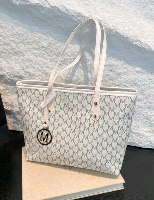 حقيبة تسوق بيضاء مطبوعة – تصميم حرف "M" مع تعليقة ذهبية