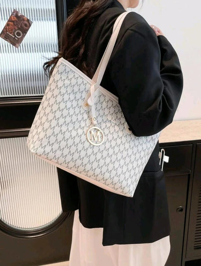 حقيبة تسوق بيضاء مطبوعة – تصميم حرف "M" مع تعليقة ذهبية