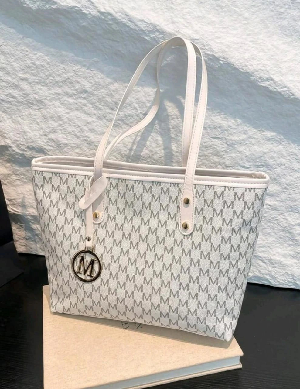 حقيبة تسوق بيضاء مطبوعة – تصميم حرف "M" مع تعليقة ذهبية