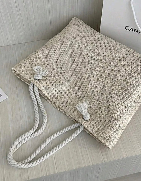 حقيبة كتف من القش البيج – تصميم صيفي بسيط بمقابض من الحبل الأبيض