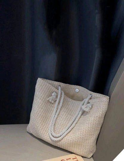 حقيبة كتف من القش البيج – تصميم صيفي بسيط بمقابض من الحبل الأبيض